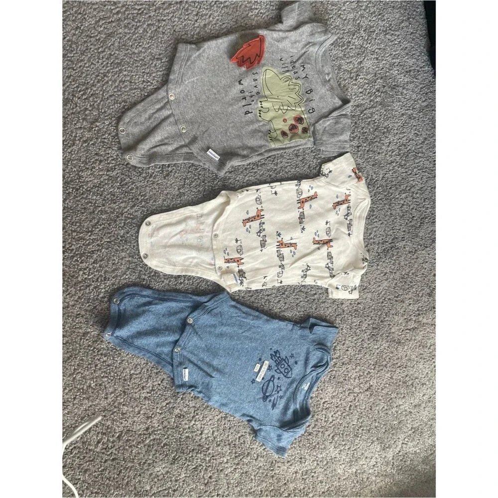 Bundle of 8 Gerber Baby Onesies - Size 0-3 Months - Assorted Patterns